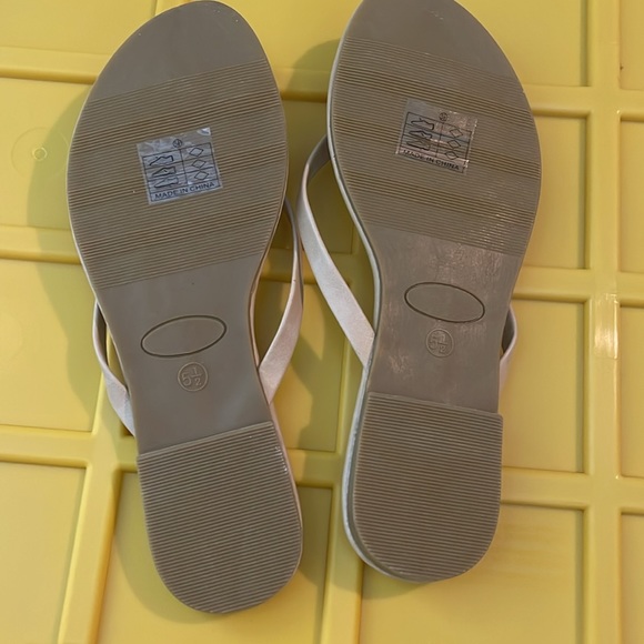 BRAND NEW SPIRIT MODA Flip Flops - Picture 2 of 3